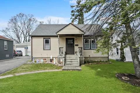 2410 W Ridgeland Ave, Waukegan, IL 60085