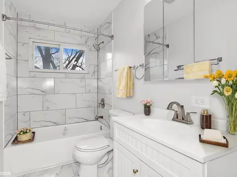 Bath - 3025 Nottingham Ave, Markham, IL 60428 photo 1 of 2