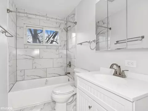 Bath - 3025 Nottingham Ave, Markham, IL 60428 photo 2 of 2