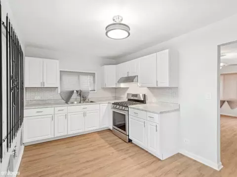 Kitchen - 3025 Nottingham Ave, Markham, IL 60428 photo 2 of 4