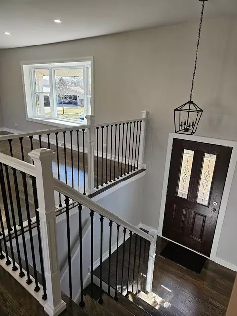 Entry Way - 4010 Hudson Dr, Hoffman Estates, IL 60192 photo 2 of 4