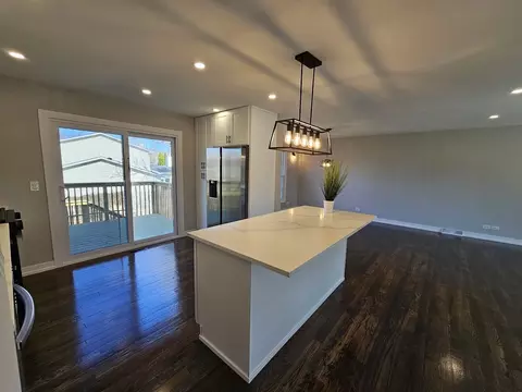 Kitchen - 4010 Hudson Dr, Hoffman Estates, IL 60192 photo 2 of 5