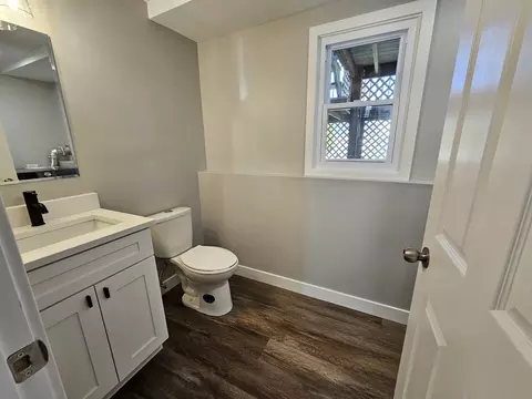Bath - 4010 Hudson Dr, Hoffman Estates, IL 60192 photo 3 of 3