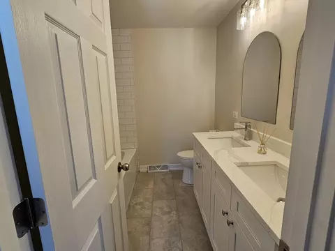 Bath - 4010 Hudson Dr, Hoffman Estates, IL 60192 photo 1 of 3