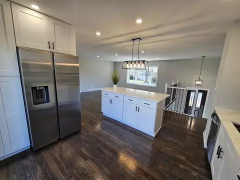 Kitchen - 4010 Hudson Dr, Hoffman Estates, IL 60192 photo 4 of 5