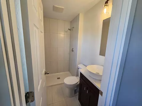 Bath - 4010 Hudson Dr, Hoffman Estates, IL 60192 photo 2 of 3