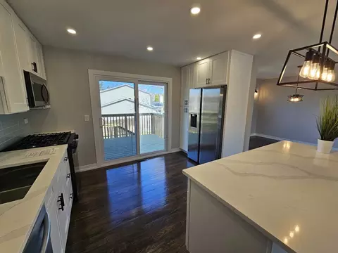 Kitchen - 4010 Hudson Dr, Hoffman Estates, IL 60192 photo 3 of 5