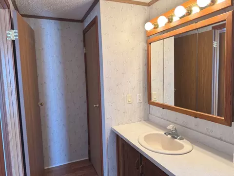 Bath - 652 Mohawk Trl, Marengo, IL 60152 photo 1 of 3