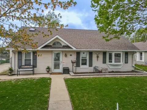 747 Lakeview Dr, Manteno, IL 60950