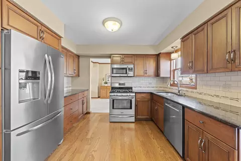 Kitchen - 1239 Windemere Ave, Naperville, IL 60564 photo 3 of 4