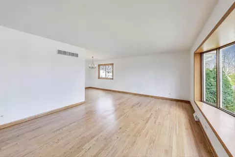 1513 E Lowden Ln, Mount Prospect, IL 60056 photo 2