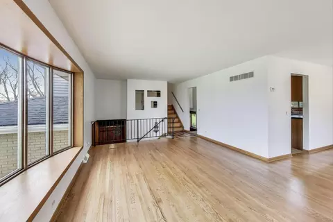 1513 E Lowden Ln, Mount Prospect, IL 60056 photo 5