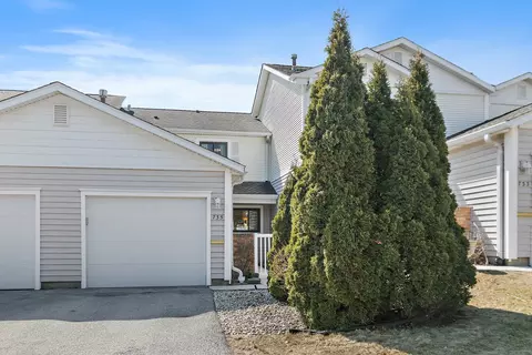 735 Shoreline Cir, Schaumburg, IL 60194