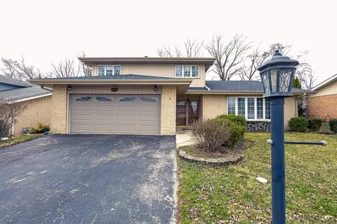 10460 Winter Park Dr, Palos Hills, IL 60465