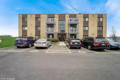 670 Pinecrest Dr #304, Prospect Heights, IL 60070