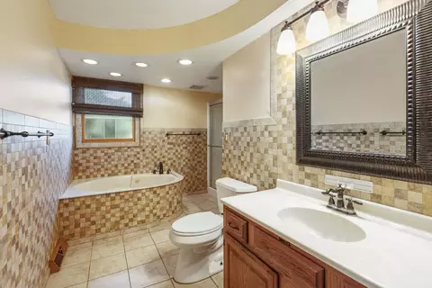 Bath - Undisclosed, Aurora, IL 60506 photo 1 of 3