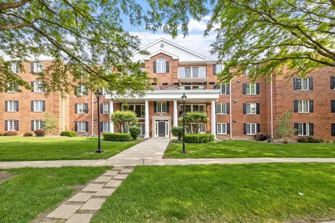326 Park Ave #43, Clarendon Hills, IL 60514