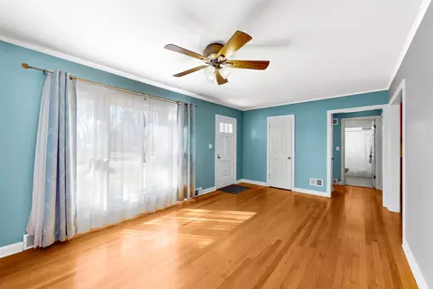 Living - 698 E Prairie Ave, Des Plaines, IL 60016 photo 2 of 4
