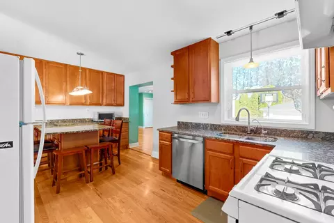 Kitchen - 698 E Prairie Ave, Des Plaines, IL 60016 photo 2 of 4