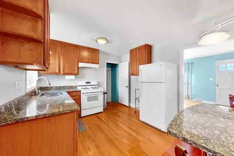 Kitchen - 698 E Prairie Ave, Des Plaines, IL 60016 photo 3 of 4