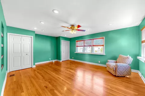 Living - 698 E Prairie Ave, Des Plaines, IL 60016 photo 3 of 4