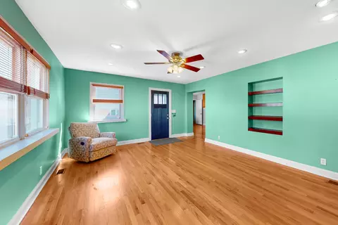 Living - 698 E Prairie Ave, Des Plaines, IL 60016 photo 4 of 4