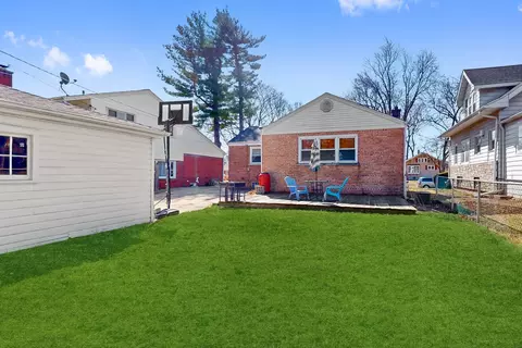 Exterior - 698 E Prairie Ave, Des Plaines, IL 60016 photo 2 of 3