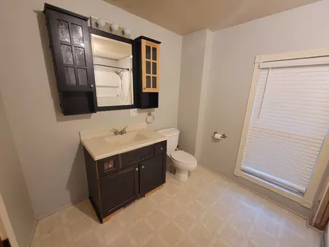 Bath - 1016 Post St, Ottawa, IL 61350 photo 2 of 4