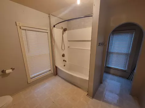 Bath - 1016 Post St, Ottawa, IL 61350 photo 4 of 4
