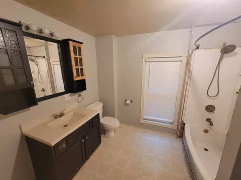 Bath - 1016 Post St, Ottawa, IL 61350 photo 3 of 4