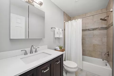 Bath - 209 Burnside Cir, Bartlett, IL 60103 photo 1 of 2
