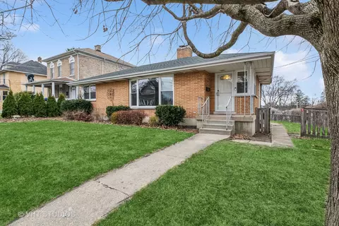 134 Pleasant Ave, Highwood, IL 60040