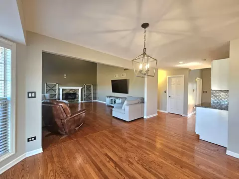 908 Hampton Dr, Carol Stream, IL 60188 photo 8