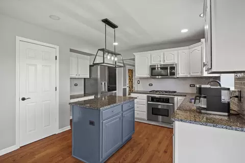 908 Hampton Dr, Carol Stream, IL 60188 photo 10