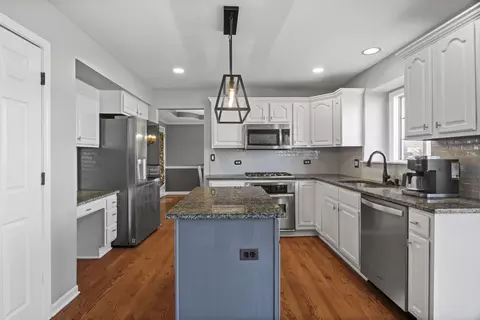908 Hampton Dr, Carol Stream, IL 60188 photo 11