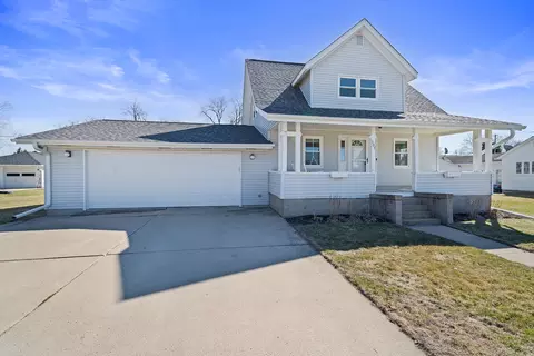 107 S 5th Ave, Forreston, IL 61030