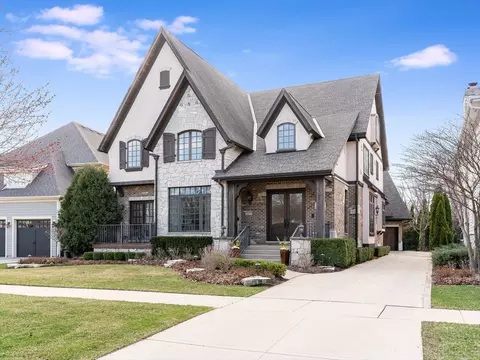 35 S West St, Naperville, IL 60540