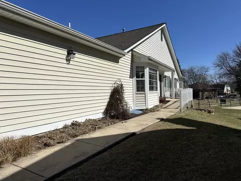 329 Normandie Dr, Sugar Grove, IL 60554