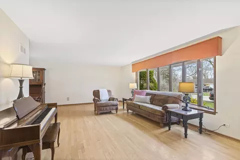 Living - 912 Revere Rd, Glenview, IL 60025 photo 1 of 4
