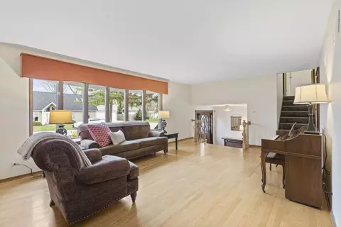 Living - 912 Revere Rd, Glenview, IL 60025 photo 2 of 4