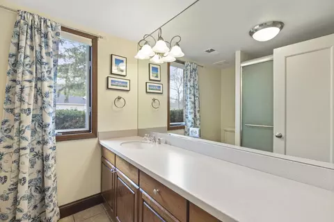 Bath - 912 Revere Rd, Glenview, IL 60025 photo 3 of 7