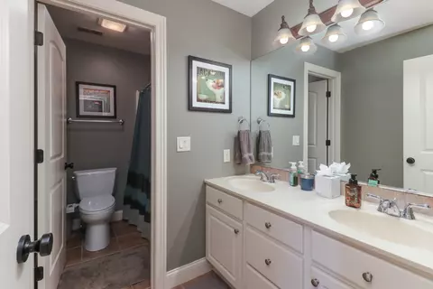 Bath - 32 Stonebrook Ct, Bloomington, IL 61704 photo 5 of 7