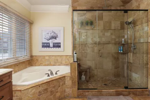 Bath - 32 Stonebrook Ct, Bloomington, IL 61704 photo 3 of 7