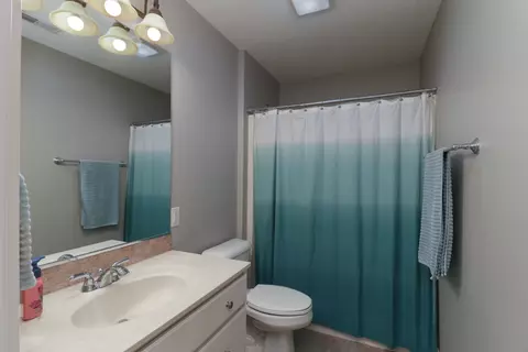 Bath - 32 Stonebrook Ct, Bloomington, IL 61704 photo 6 of 7