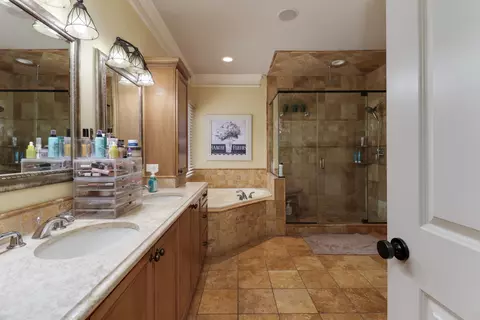 Bath - 32 Stonebrook Ct, Bloomington, IL 61704 photo 2 of 7