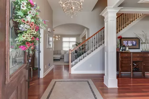 Entry Way - 32 Stonebrook Ct, Bloomington, IL 61704 photo 1 of 5