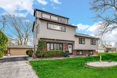 7711 Eleanor Pl, Willowbrook, IL 60527