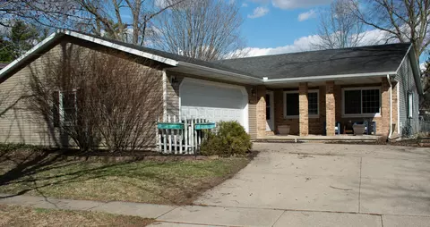 202 Jennifer Dr, Mahomet, IL 61853