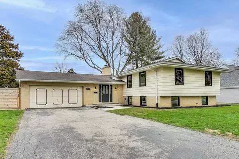 1128 Olympus Dr, Naperville, IL 60540