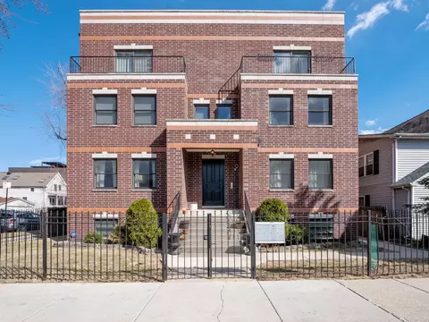 2219 N Campbell Ave #2S, Chicago, IL 60647